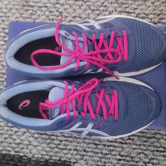 Gentle worn Asics - Picture 2 of 4